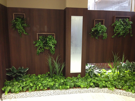 店舗の壁に設置した人工観葉植物
